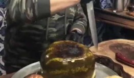 老板带我们吃瓜,欢乐工作两不误