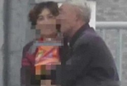 大爷大妈吃瓜现场,欢乐氛围感染众人