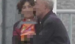 大爷大妈吃瓜现场,欢乐氛围感染众人