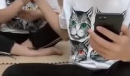 姐姐笑弟弟吃瓜,姐姐看弟弟吃瓜的欢乐瞬间