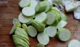 孩子吃小瓜牛肉,孩子营养美食新选择