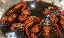 我在吃龙虾你在家吃瓜,一场味蕾与心灵的较量