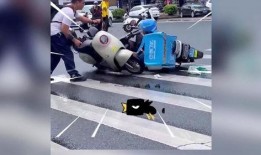 广西外卖小哥吃瓜,广西街头吃瓜趣事