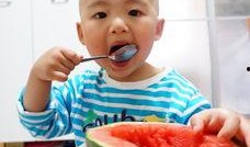 可爱的亲子吃瓜