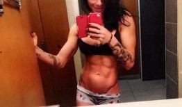 纹身女孩健身吃瓜,展现健康生活态度