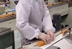 厂里上班吃瓜,瓜果飘香，共享快乐时光