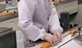 厂里上班吃瓜,瓜果飘香，共享快乐时光