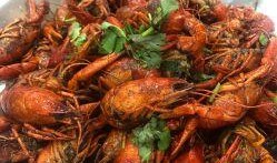 我在吃龙虾你在家吃瓜,一场味蕾与心灵的较量