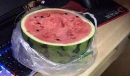 舍友喝酒吃瓜,宿舍欢乐时光