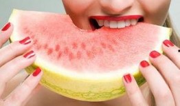 dy陈佩奇吃瓜,揭秘娱乐圈幕后真相