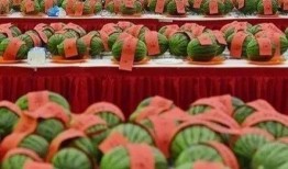 农场妇女吃瓜,西瓜盛宴