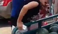 吃瓜女生扇巴掌,一场意外的网络风波