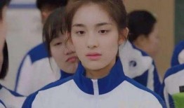 拍女朋友吃瓜,记录女友品尝瓜果的温馨时光