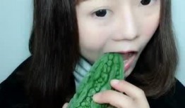 直播小姐姐吃瓜,小姐姐边吃瓜边分享美食心得