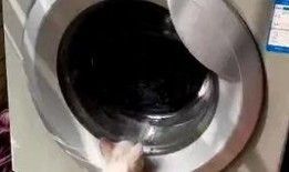 厂里上班吃瓜,瓜果飘香，共享快乐时光