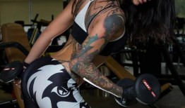 纹身女孩健身吃瓜,展现健康生活态度