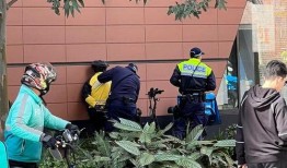 广西外卖小哥吃瓜,广西街头吃瓜趣事