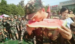 军训和吃瓜,青春汗水与校园趣闻的交织
