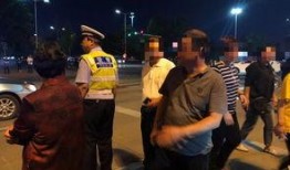 大爷大妈吃瓜现场,欢乐氛围感染众人