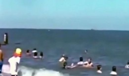 去海边吃瓜群众,瓜香四溢的人间烟火