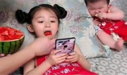 姐姐笑弟弟吃瓜,姐姐看弟弟吃瓜的欢乐瞬间