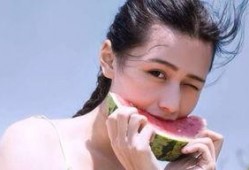 抱女人吃瓜,抱女人吃瓜的浪漫瞬间