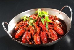 妹子吃瓜馋小龙虾,揭秘网红美食背后的故事