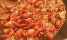 妹子吃瓜馋小龙虾,揭秘网红美食背后的故事