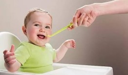 人体跷跷板吃瓜,趣味吃瓜新体验